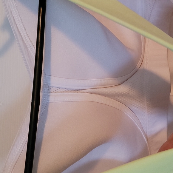 Nike Large dri-fit workout tank with built in bra - Picture 7 of 7